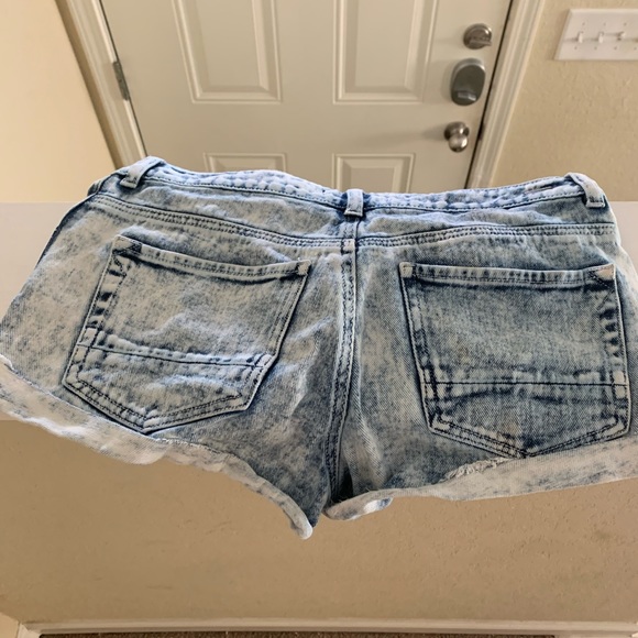 Kendall & Kyle High Waisted Shorts - Picture 5 of 5